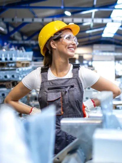 Junge Frau mit Schutzhelm